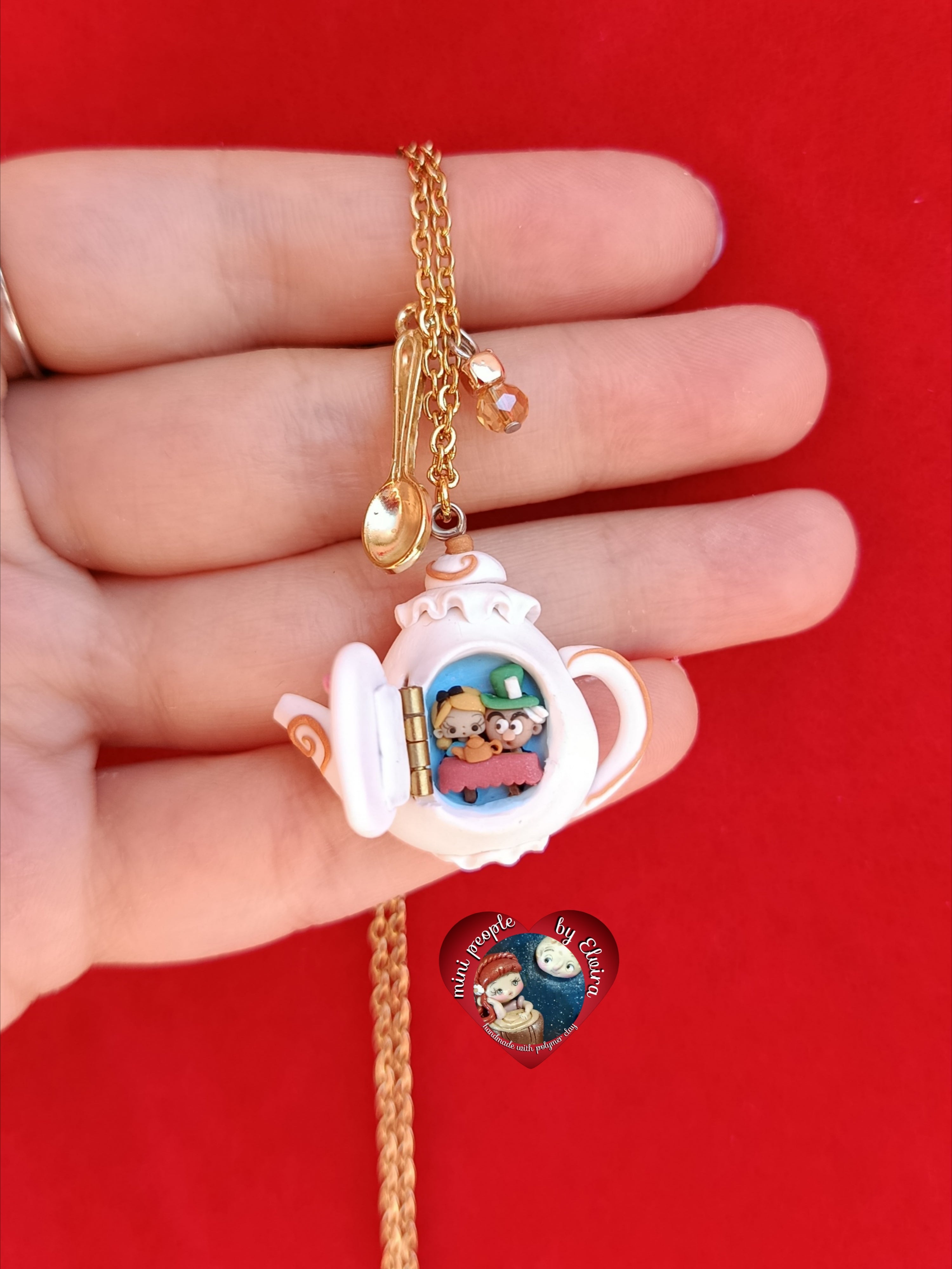 Collana dollhouse Alice tè di matti